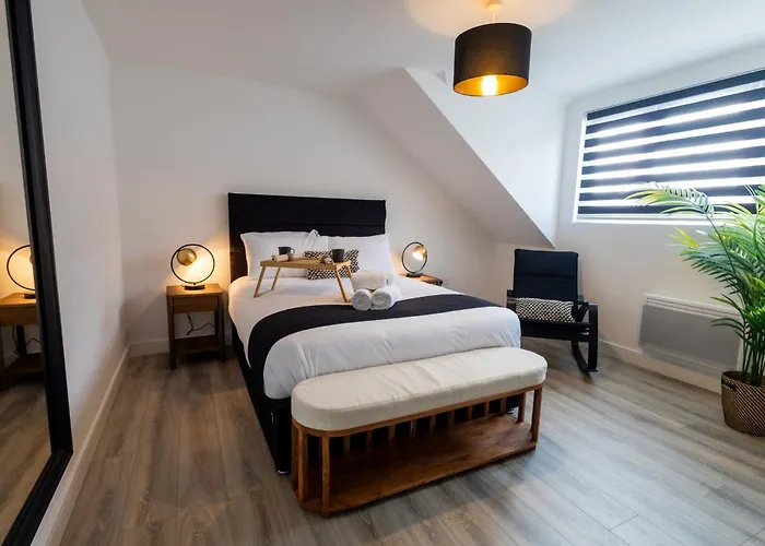 Contemporary 3Br Flat In Watford